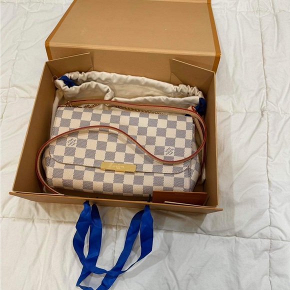 Louis Vuitton Handbags - Louis Vouitton Favorite crossbody